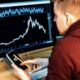 フィデリティの責任者は、ウェルスマネージャーはビットコインの「教育モード」にあると述べています