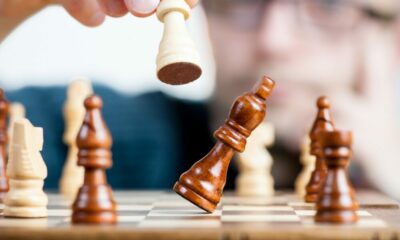 Binanceは、「調整された」規制の後退の後、株式トークンを中止します