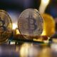 専門家は、ビットコインが「リスク資産」であるか「保険資産」であるかについて意見を述べています