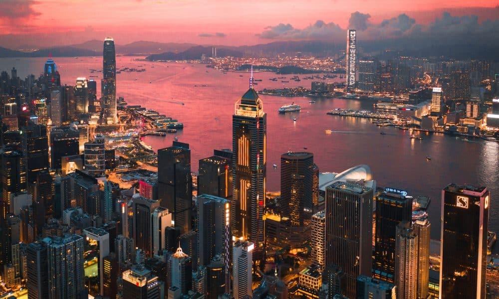 香港はビットコインビジネスへの扉を開き、「厳しい」規制を警告
